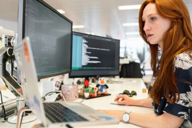 From Idea to Launch: Outsourcing Software Development for US Startups (and How CapsLock Can Help)